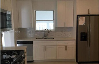 320 SW 7th Ct in Hallandale Beach, FL - Building Photo - Building Photo