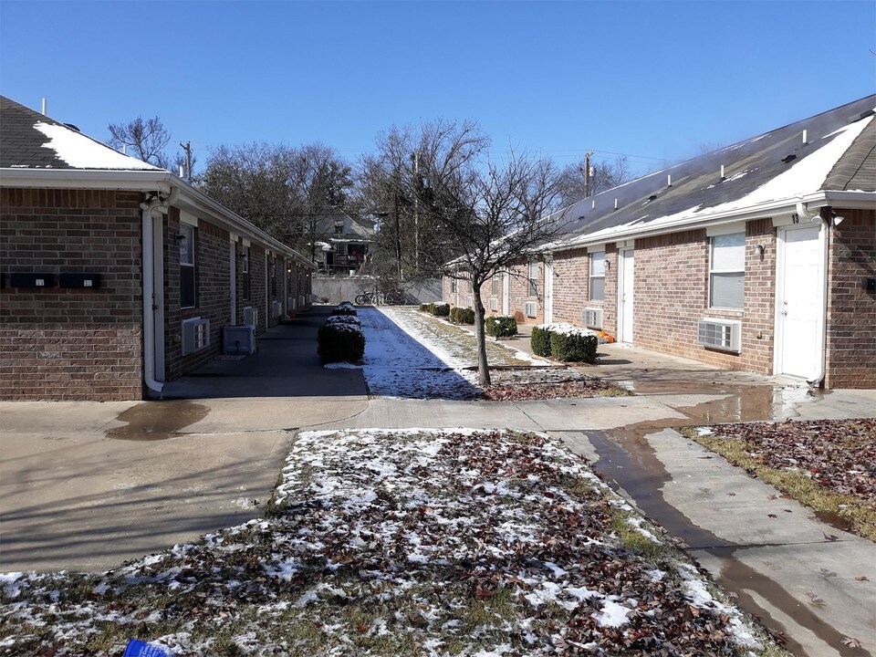 210 S Husband St in Stillwater, OK - Foto de edificio