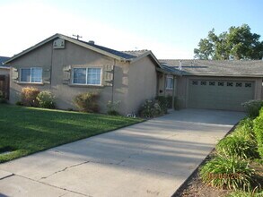 107 Pereira Ave in Tracy, CA - Building Photo - Building Photo