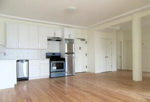 102 Fulton St in New York, NY - Building Photo