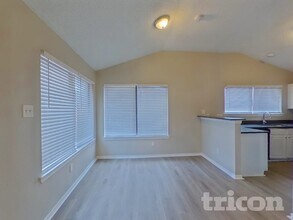 3086 Rustlewind Ln, Unit UNIT 2 in Grand Prairie, TX - Foto de edificio - Building Photo