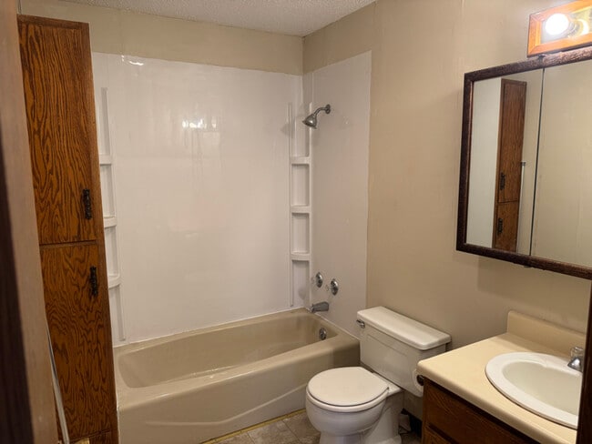 480 12th Ave SW in Le Mars, IA - Building Photo - Building Photo