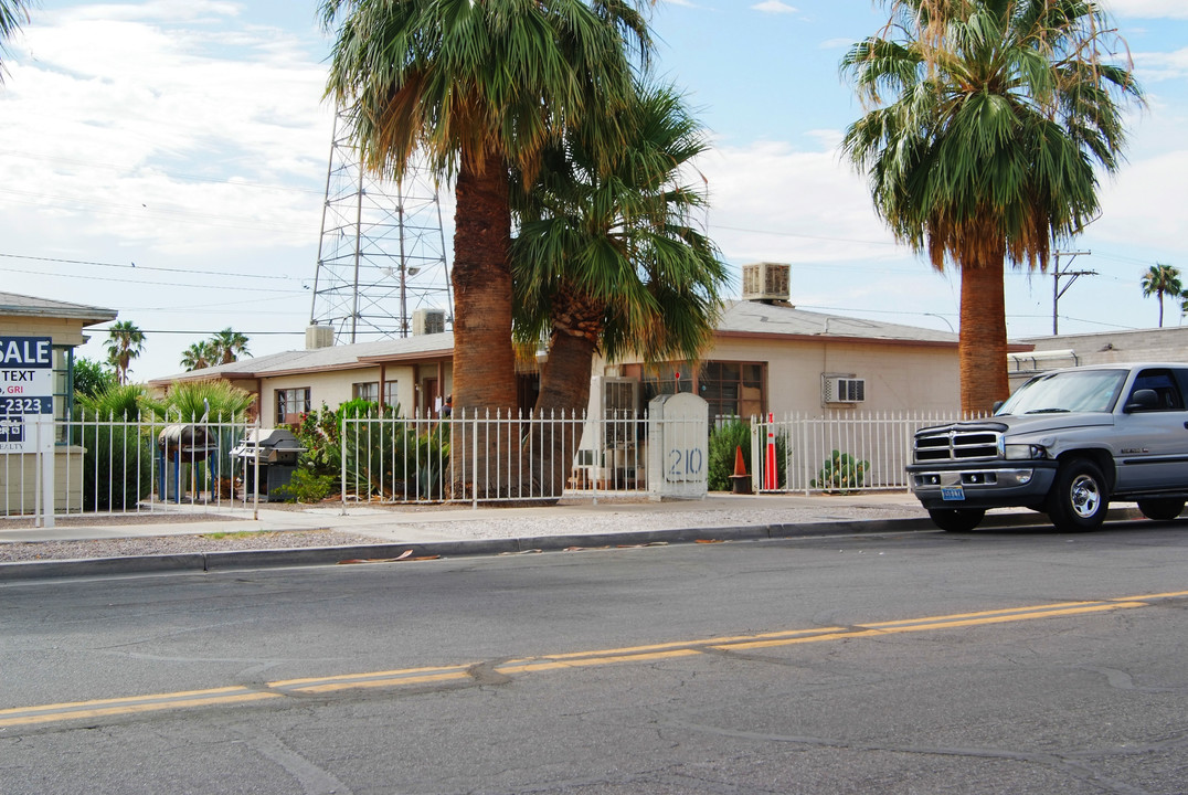 210-220 N 10th St in Las Vegas, NV - Foto de edificio