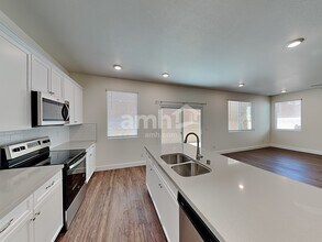 6135 Theodore St in North Las Vegas, NV - Foto de edificio - Building Photo