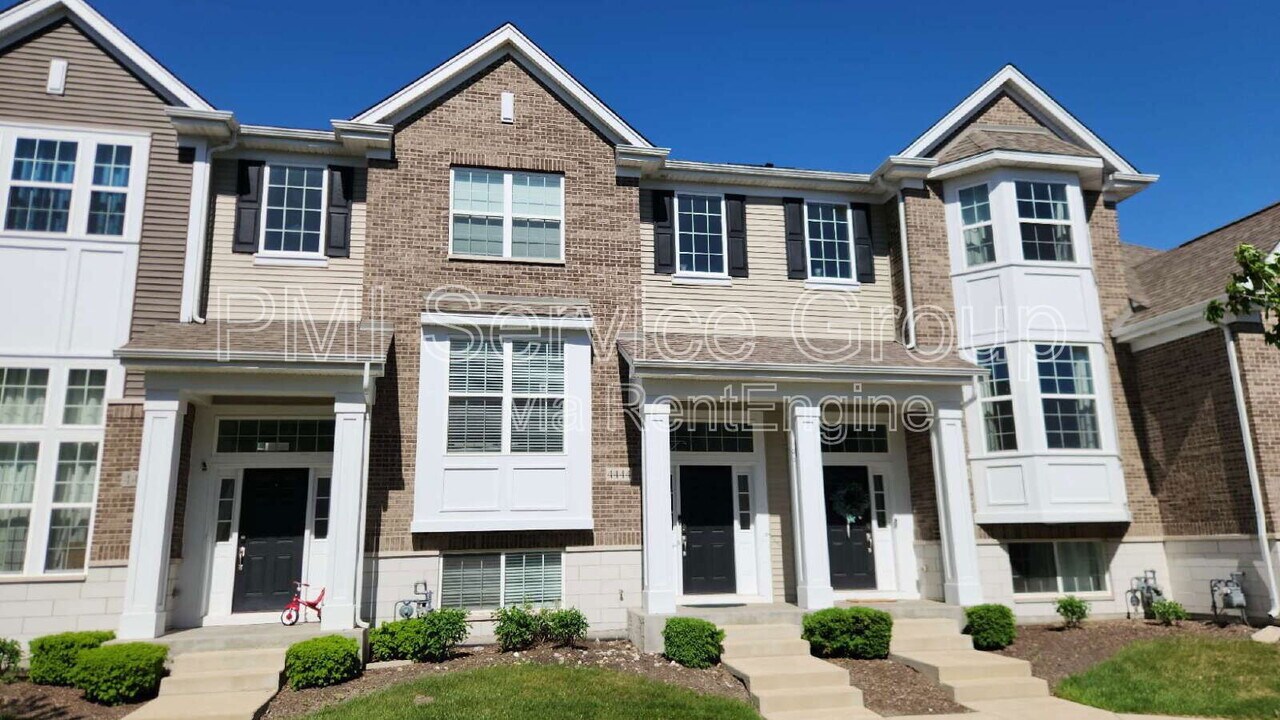 4444 Monroe Ct in Naperville, IL - Building Photo