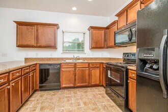 1096 Shire Dr in Nashville, TN - Foto de edificio - Building Photo