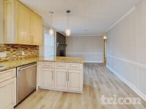 1645 Ginger Dr, Unit A-201 in Winston-Salem, NC - Foto de edificio - Building Photo