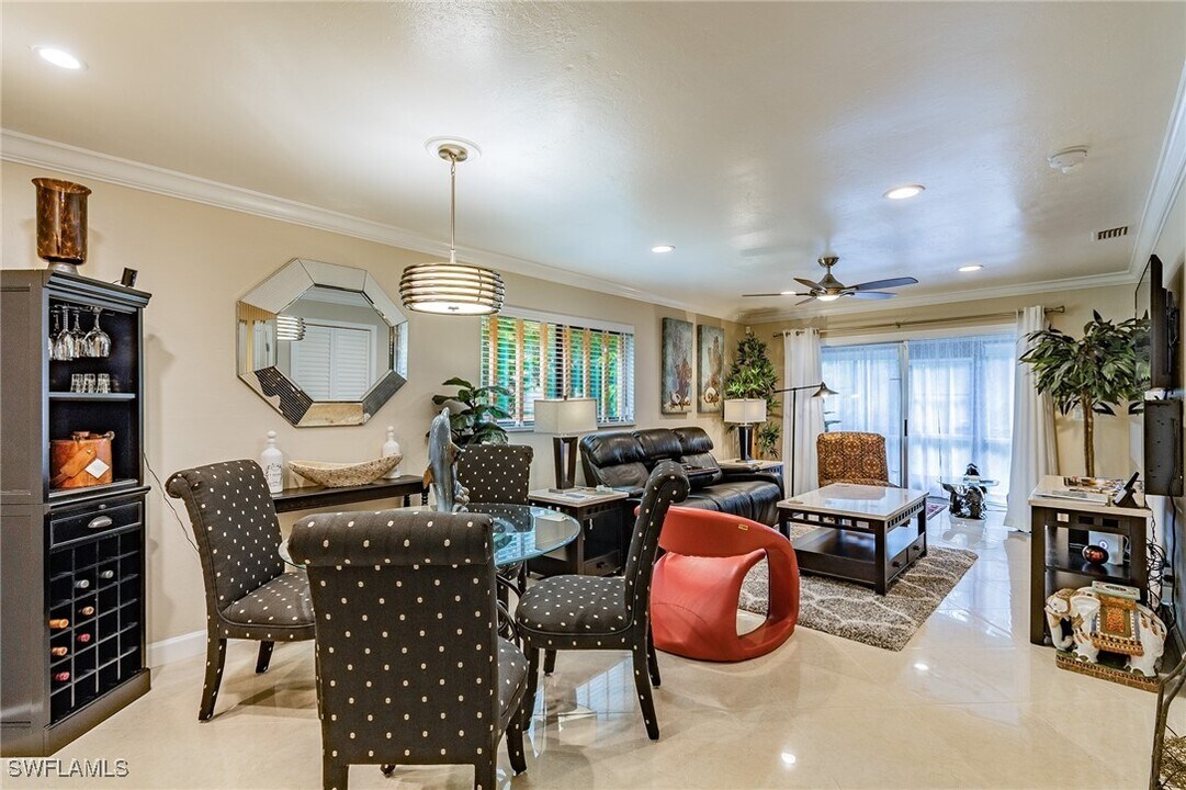 1519 Cape Coral Pkwy W in Cape Coral, FL - Foto de edificio