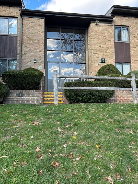 7 Charles Ln in Pomona, NY - Building Photo