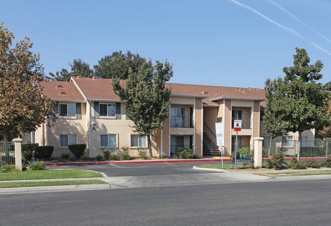 Country Manor Apartments in Tulare, CA - Building Photo