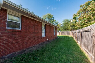 1511 S Edwards St in Wichita, KS - Foto de edificio - Building Photo