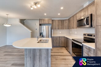 588 Osborne Dr SW in Airdrie, AB - Building Photo - Building Photo