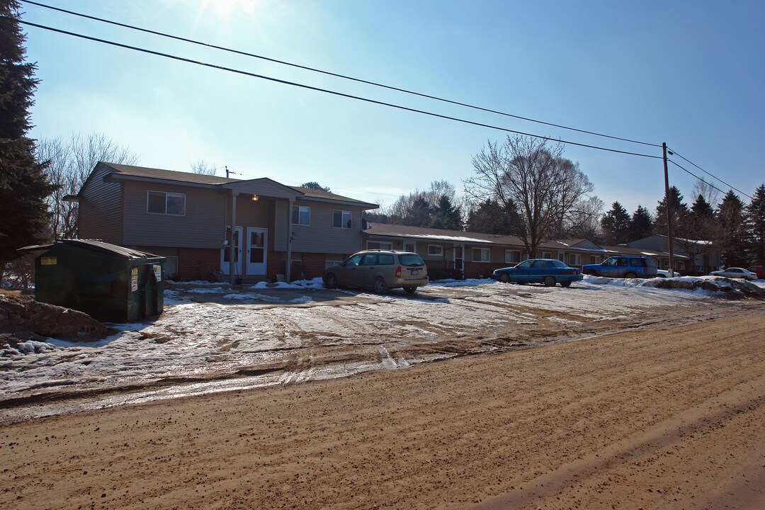 Pine River Apartments in Milford, MI - Building Photo