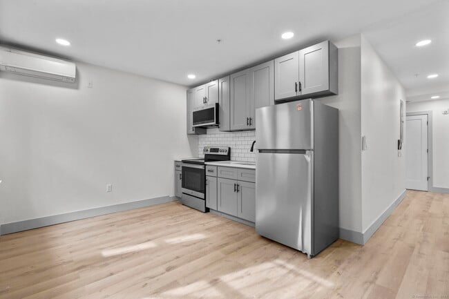 111 Bank St in Waterbury, CT - Building Photo - Building Photo