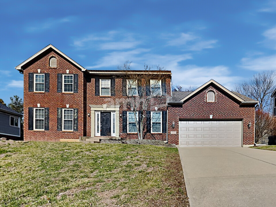 8400 Woodcreek Dr in Florence, KY - Building Photo