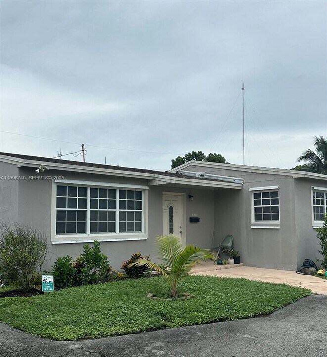 1041 NW 196th St in Miami, FL - Building Photo