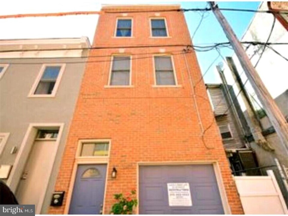2140 Pemberton St in Philadelphia, PA - Building Photo