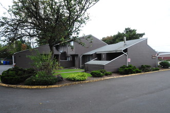 650 W Locust St in Stayton, OR - Building Photo - Building Photo