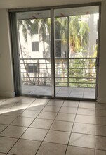 17890 W Dixie Hwy, Unit 318 in North Miami Beach, FL - Foto de edificio - Building Photo
