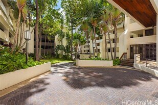 501 Hahaione St in Honolulu, HI - Building Photo