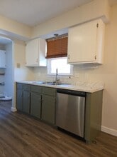 3 Bed, 1 Bath, 1 Car Garage House for Rent in Bolivar, MO! in Bolivar, MO - Building Photo - Building Photo