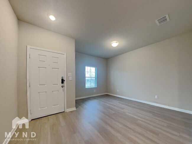 6815 Titan Pk in Converse, TX - Building Photo - Building Photo
