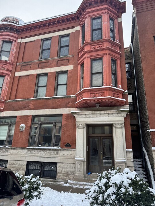 1049 W Altgeld St in Chicago, IL - Building Photo