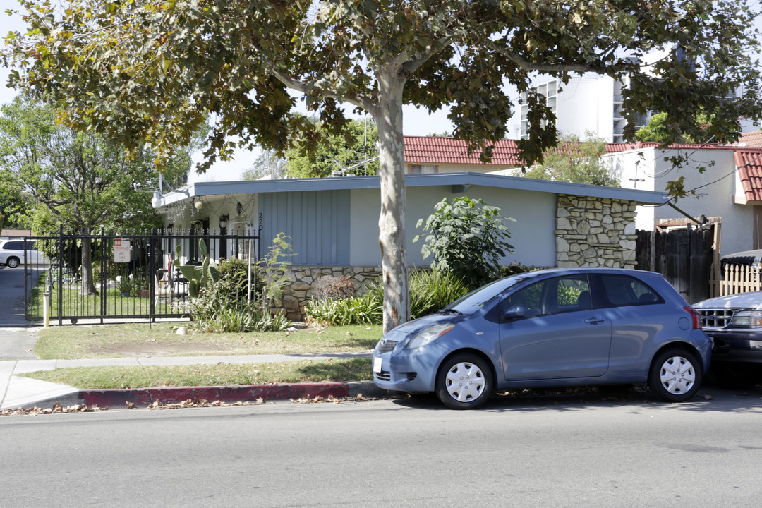 220 S Lyon St in Santa Ana, CA - Building Photo