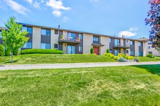 Rolling Ridge Apartments in Latham, NY - Foto de edificio - Building Photo