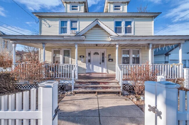 31-33 Burr Ave-Unit -B in Hempstead, NY - Building Photo - Building Photo