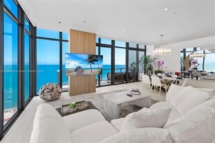 2201 Collins Ave in Miami Beach, FL - Building Photo