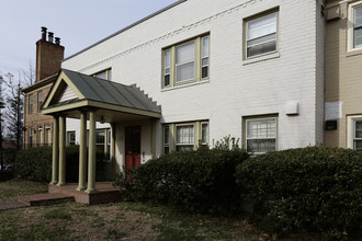 919-921 Church St in Alexandria, VA - Foto de edificio - Building Photo