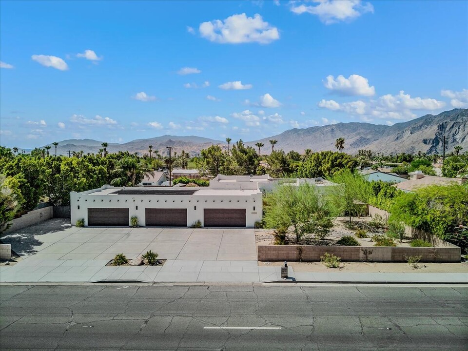 2005 E Racquet Club Rd in Palm Springs, CA - Building Photo