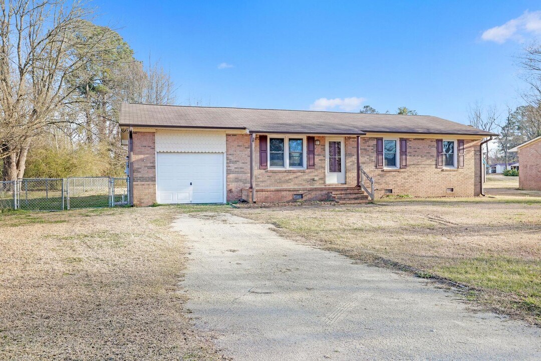 581 Rhodestown Rd in Jacksonville, NC - Building Photo