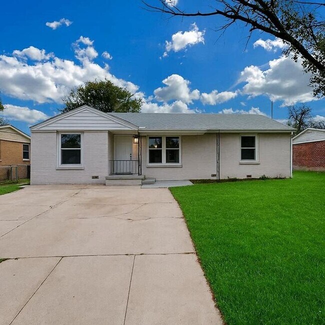 property at 1222 E Del Mar St