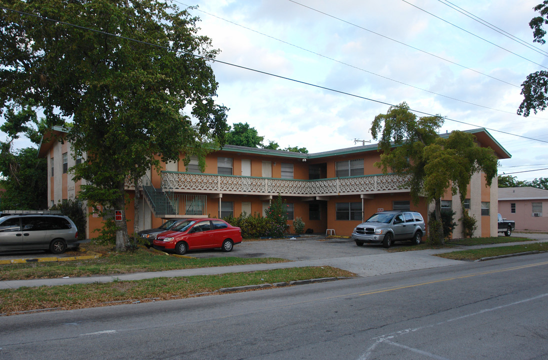 Washington Square Apartments in Hollywood, FL - Building Photo