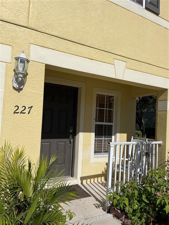 227 Glowing Peace Ln in Orlando, FL - Building Photo