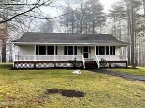 44 Phillips Rd in Stillwater, NY - Building Photo - Building Photo