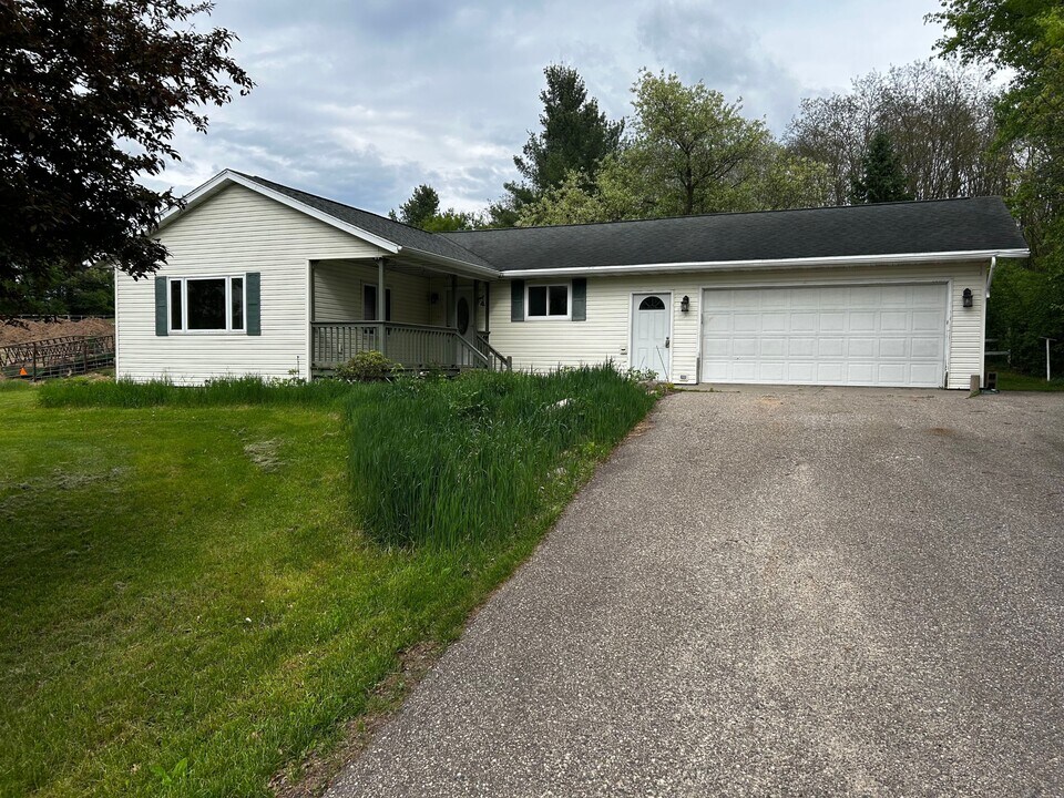 4217 County Rd T in Amherst, WI - Building Photo