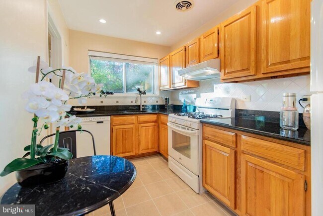 10507 Weymouth St, Unit W-2 in Bethesda, MD - Building Photo - Building Photo