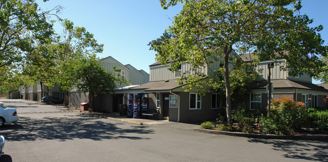 Abbie Lane Courts in Eugene, OR - Building Photo - Building Photo