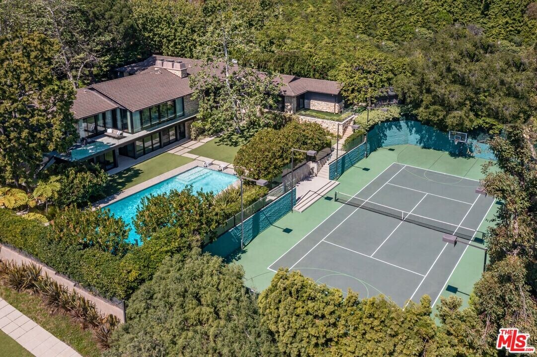 400 Toyopa Dr in Los Angeles, CA - Building Photo