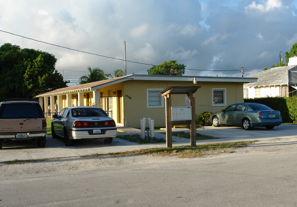 1264 NE 111th St in Miami, FL - Foto de edificio