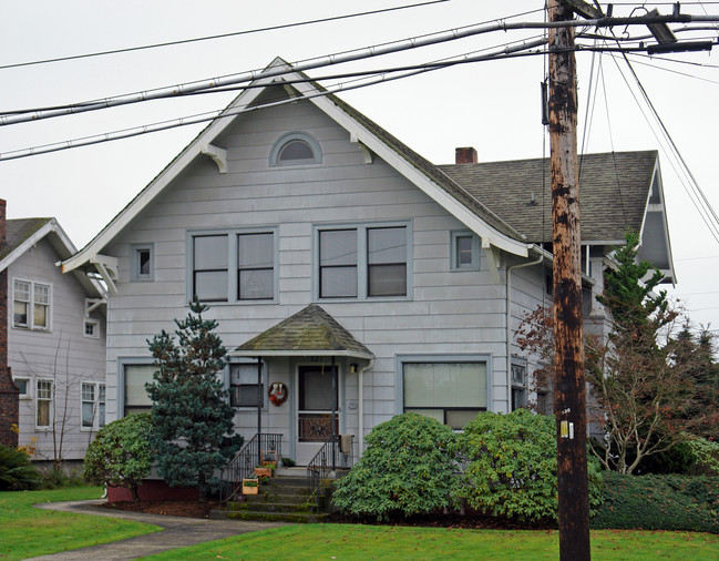 528 W Pioneer Ave in Puyallup, WA - Foto de edificio - Building Photo