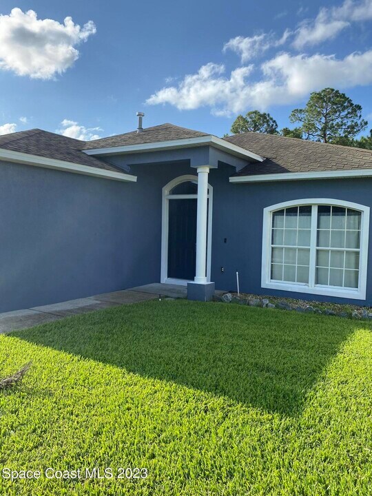 697 Peachtree St in Titusville, FL - Building Photo
