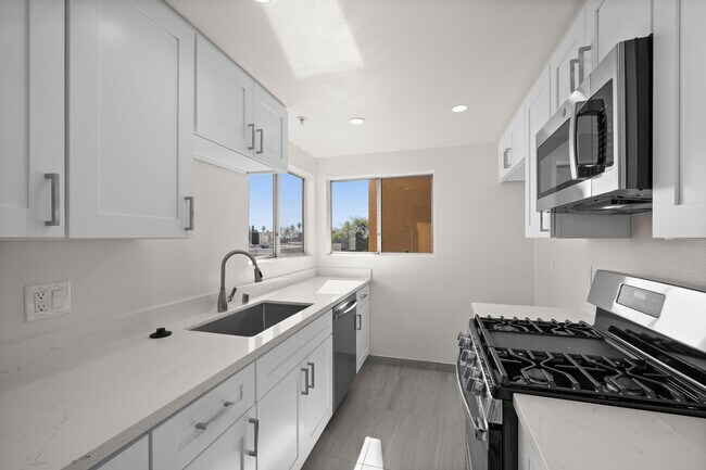 Rodeo Apartments in Los Angeles, CA - Foto de edificio - Building Photo