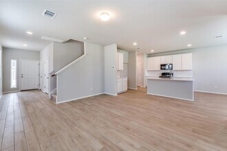 68 Bent Trl Ln in Andice, TX - Foto de edificio - Building Photo