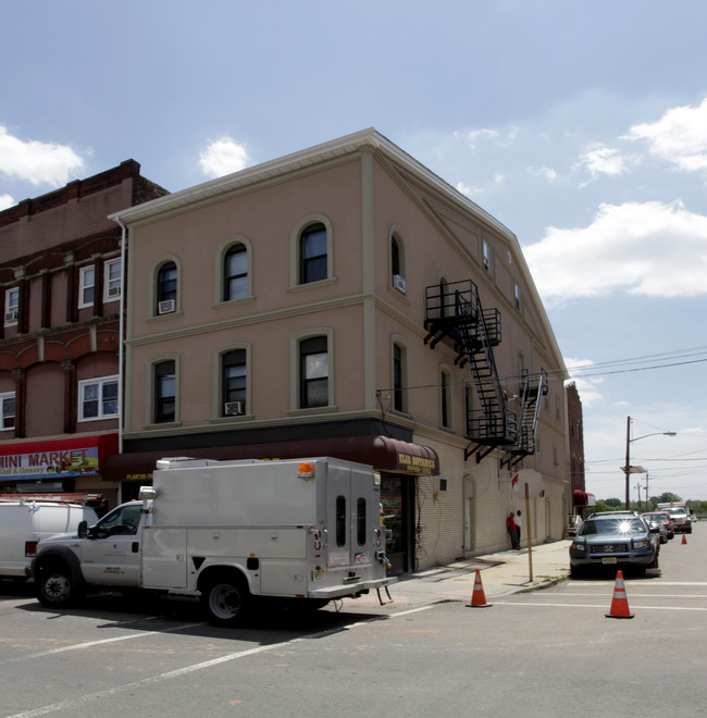 109 1st St in Elizabeth, NJ - Foto de edificio - Building Photo