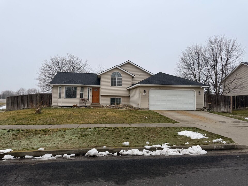 8104 N Ainsworth Dr in Hayden, ID - Building Photo