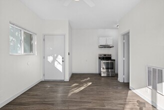 2212 Myrtle Ave, Unit 07 in Long Beach, CA - Building Photo - Building Photo